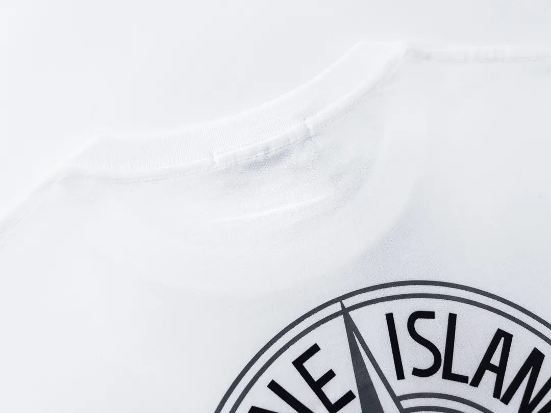 W630#P110💰 [Stone lsland/Stone Island summer new gradient compass print pattern short-sleeved T-shirt] ⚠️[Original creation with high control of details] - Made of 260 grams of combed cotton with 32-count double yarn, soft and comfortable to the touch, sweat-absorbent and breathable. - Simple, basic and versatile style, original single quality, the first choice for couples. - Made in a large factory, four needles and five threads on the shoulder, neat alignment, high quality workmanship. - Same style for men and women. Very versatile, one piece for everyone, details are clearly visible. Color: Black White Size: M L
